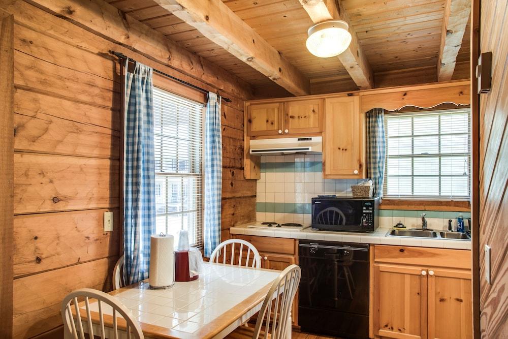 Boxwood Lodge photo 45