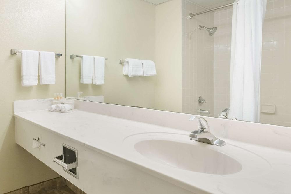Days Inn by Wyndham Selma photo 9