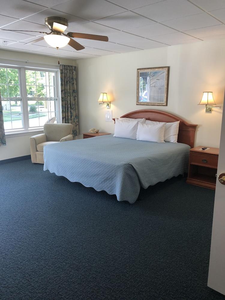 Cromwell Harbor Motel photo 24