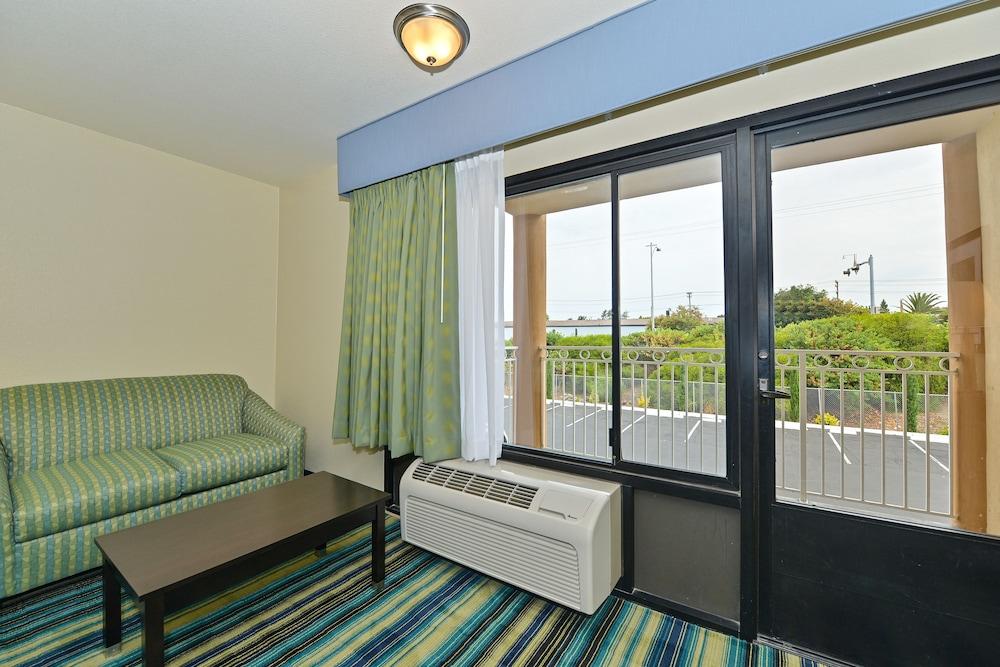 Super 8 by Wyndham Vallejo/Napa Valley photo 25