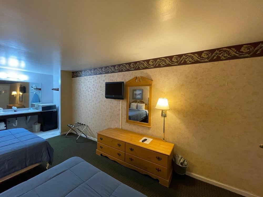 Capital O First Heritage Inn Rantoul IL I 57 photo 38