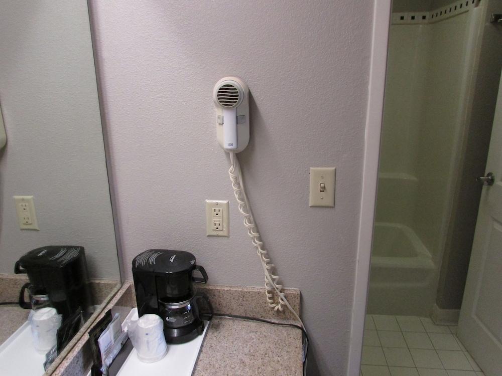 Days Inn & Suites by Wyndham Fort Valley photo 12