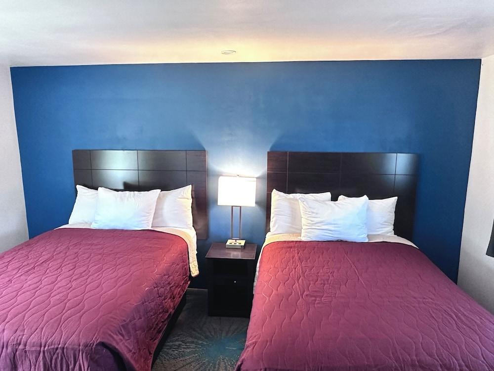 Budget Host Inn Manistique photo 18