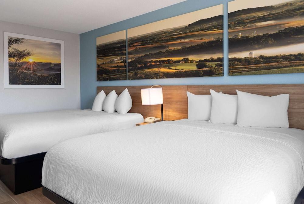 Days Inn by Wyndham Neenah photo 9