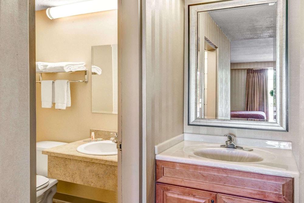 HomeSpring Inn & Studios photo 2