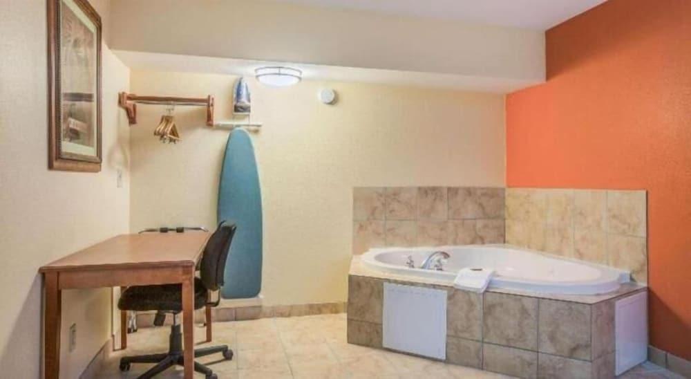 HomeTown Inn & Suites photo 2