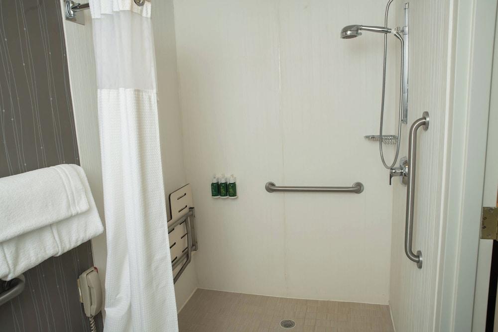 Courtyard by Marriott Erie photo 20