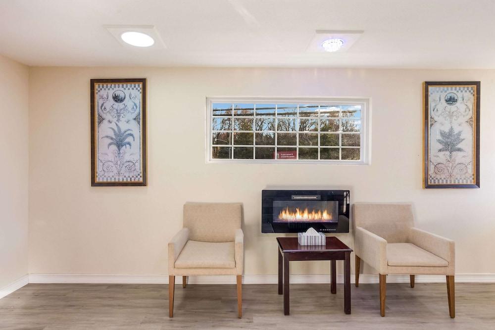 Rodeway Inn Berryville photo 4