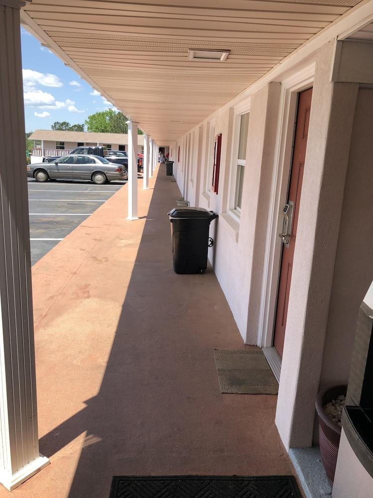 Budget Inn photo 1