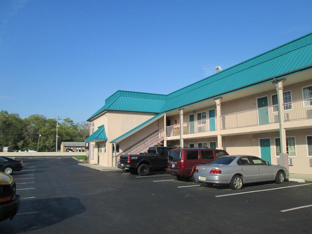 Delux Inn & Suites photo 17