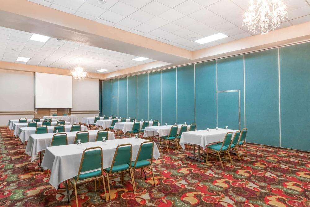 Quality Inn & Suites photo 32