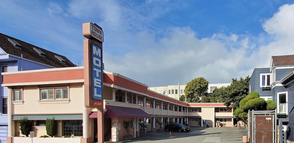 Townhouse Motel photo 1