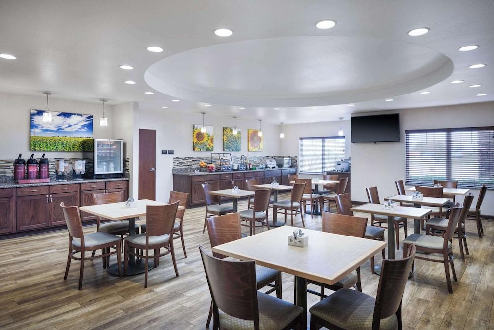 Green Mill Village Hotel & Suites, BW Signature Collection photo 28
