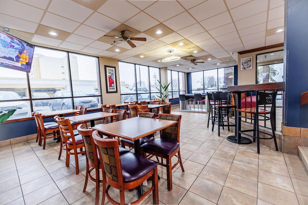 New Victorian Inn & Suites photo 27