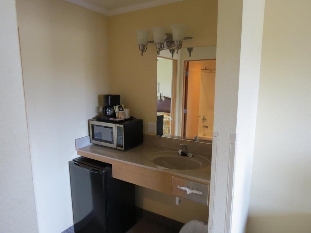 Western Royal Inn photo 28