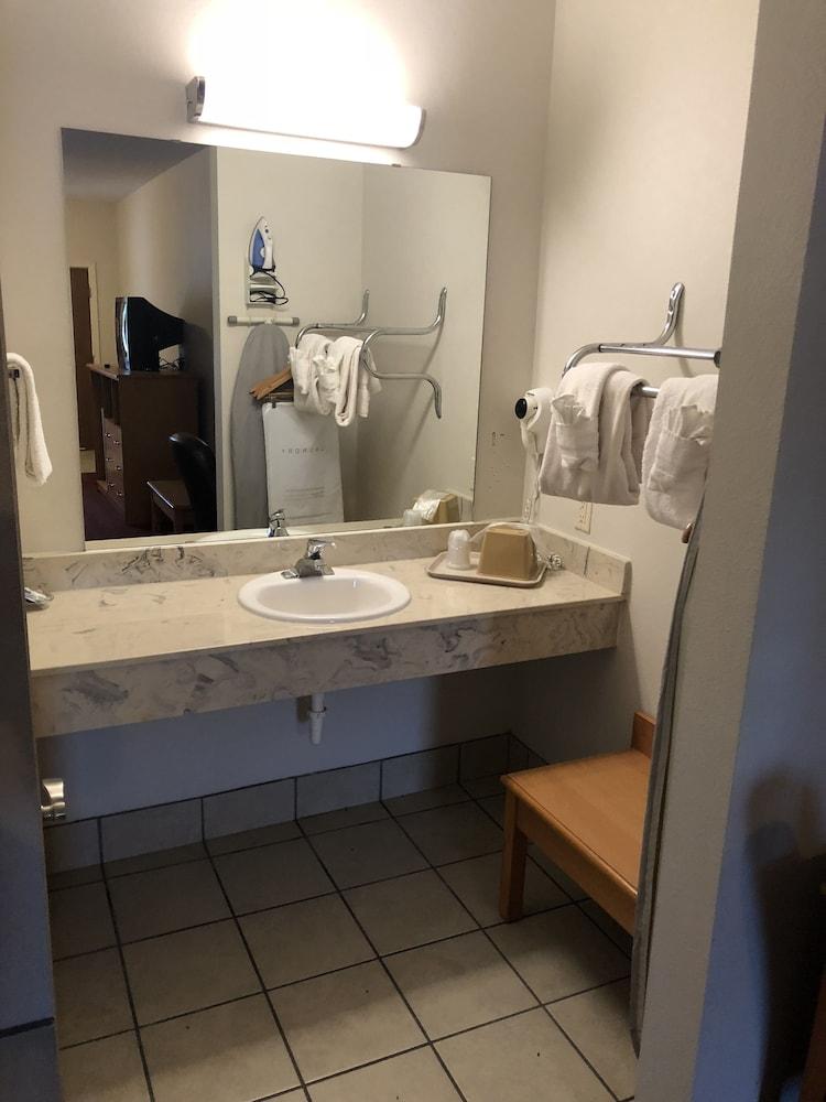 Whitesboro Inn & Suites photo 17