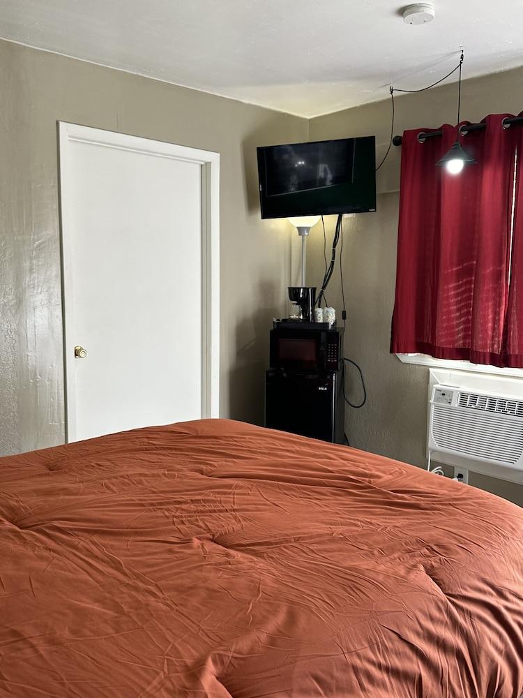 Travelers Inn Motel photo 41