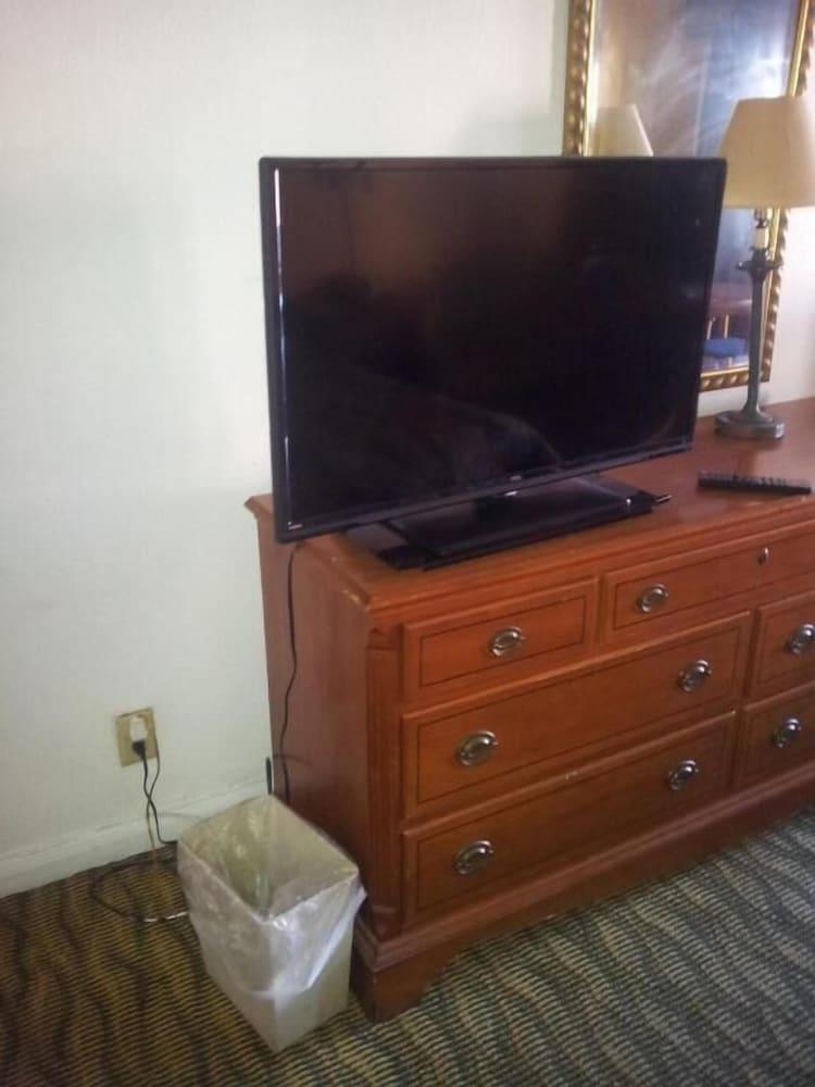 Deluxe Inn photo 8