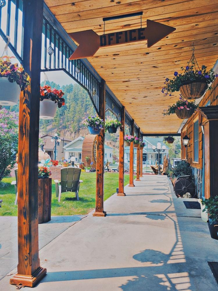 Cedar Wood Inn photo 11