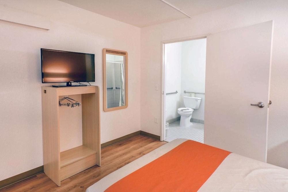Motel 6 Huntsville, TX photo 12