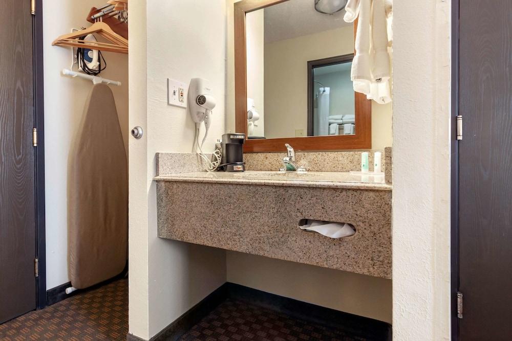 Quality Inn Hays I-70 photo 24