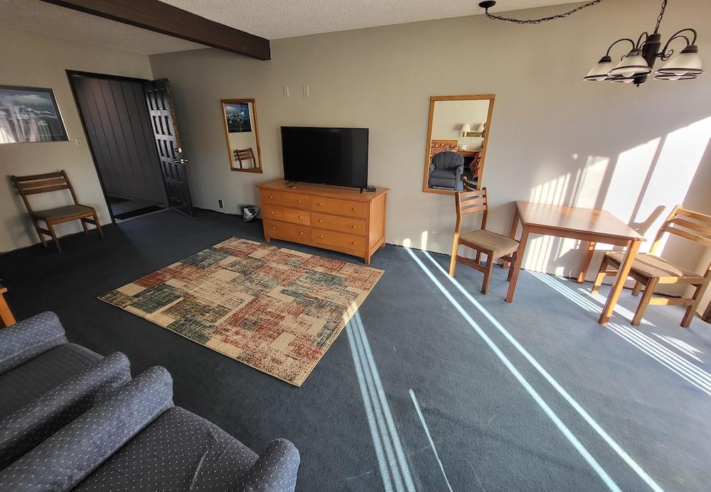 Lakeshore Lodge photo 21
