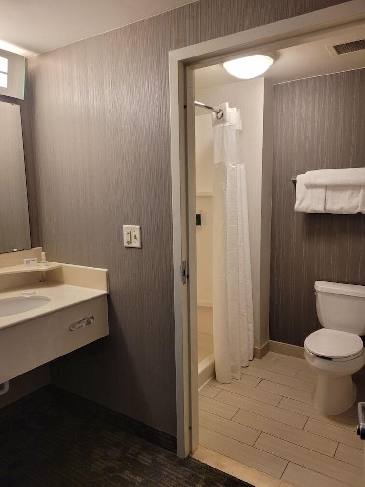 Courtyard by Marriott Erie photo 18
