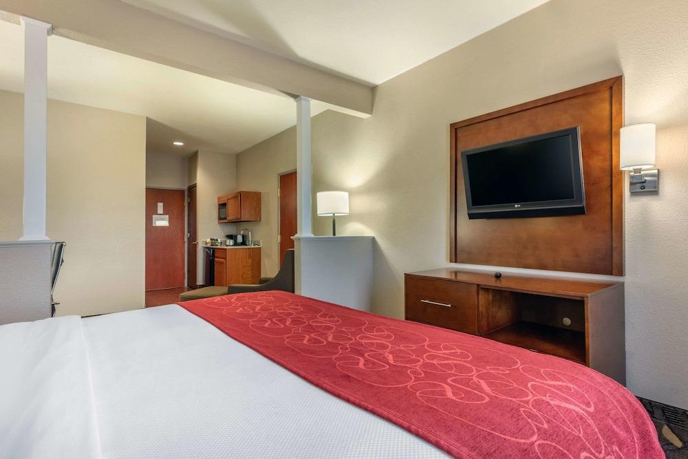Comfort Suites Rolla photo 17