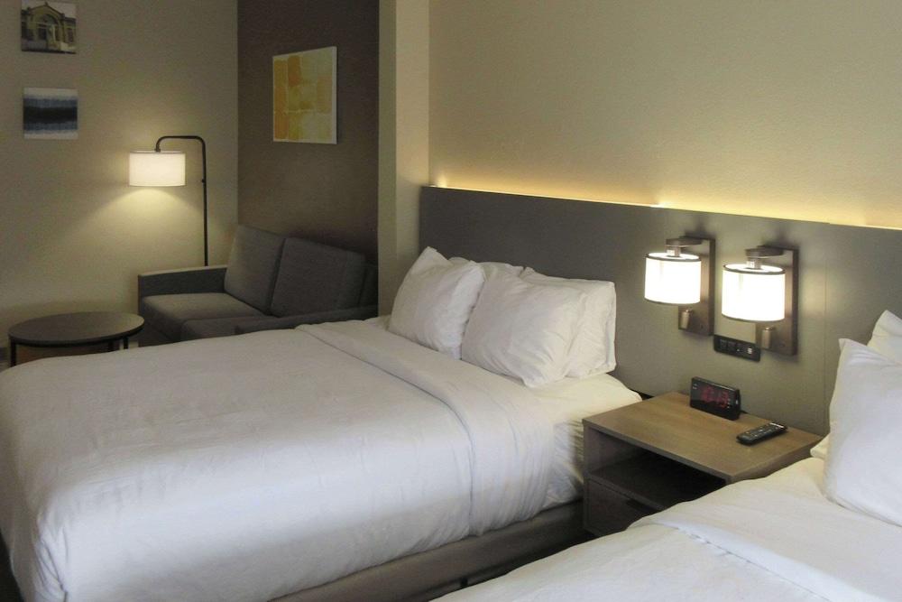 Comfort Suites Stevens Point photo 13