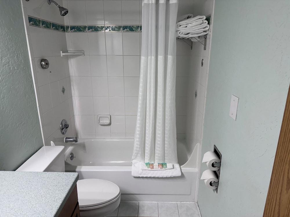 Promenade Inn & Suites Oceanfront photo 25