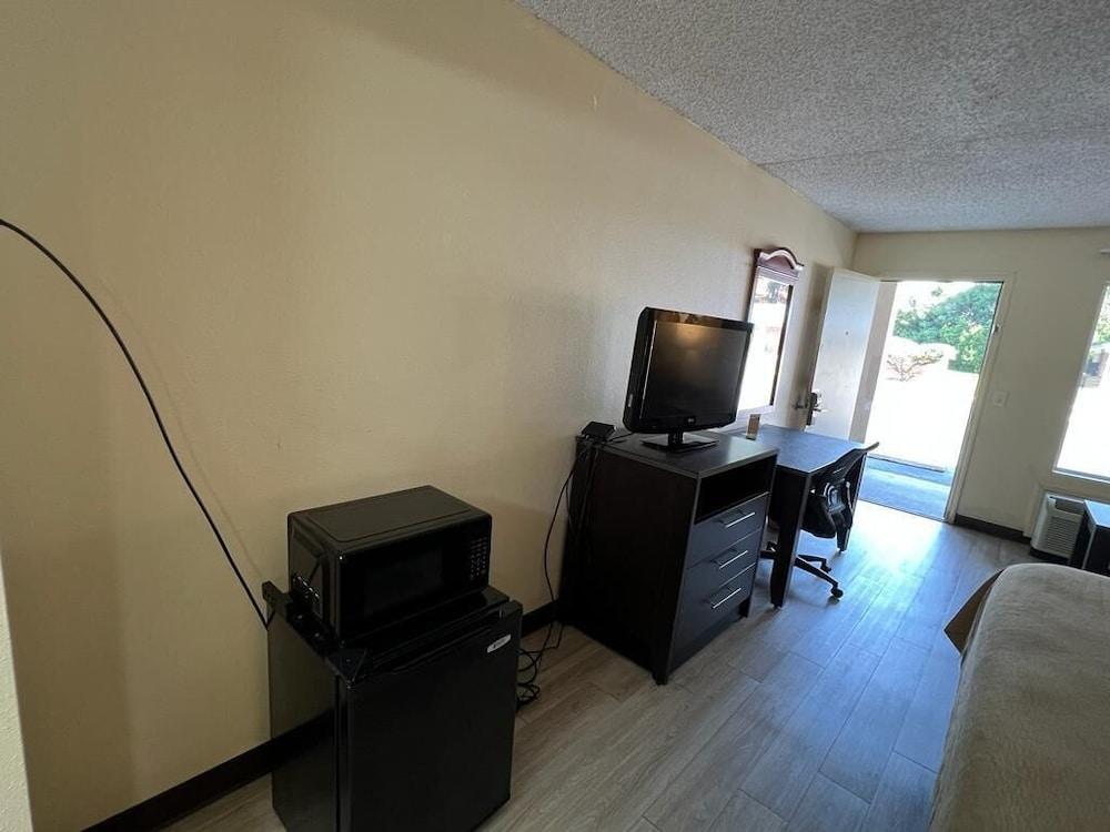 Rodeway Inn Walterboro I-95 photo 4