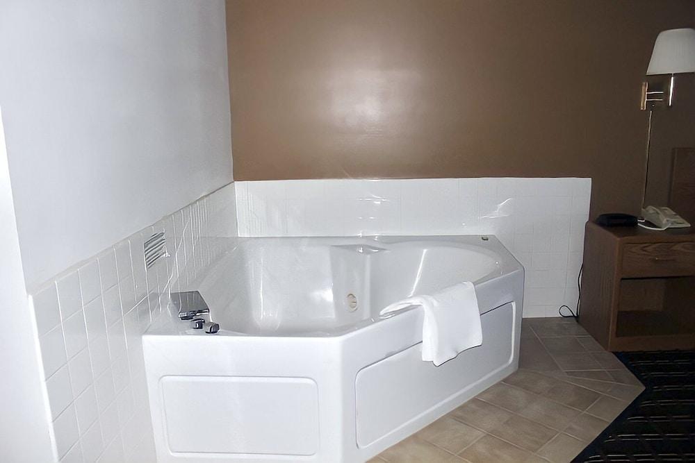 AmeriVu Inn and Suites - Stanley photo 25