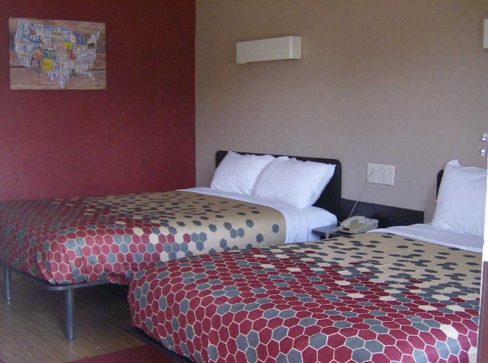 Econo Lodge Inn & Suites photo 6