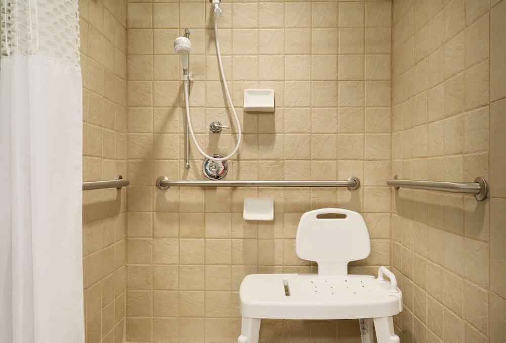 Hampton Inn & Suites Newport/Middletown photo 42