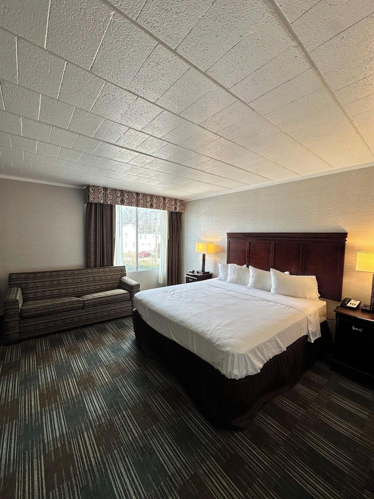 Finger Lakes Inn & Suites photo 12