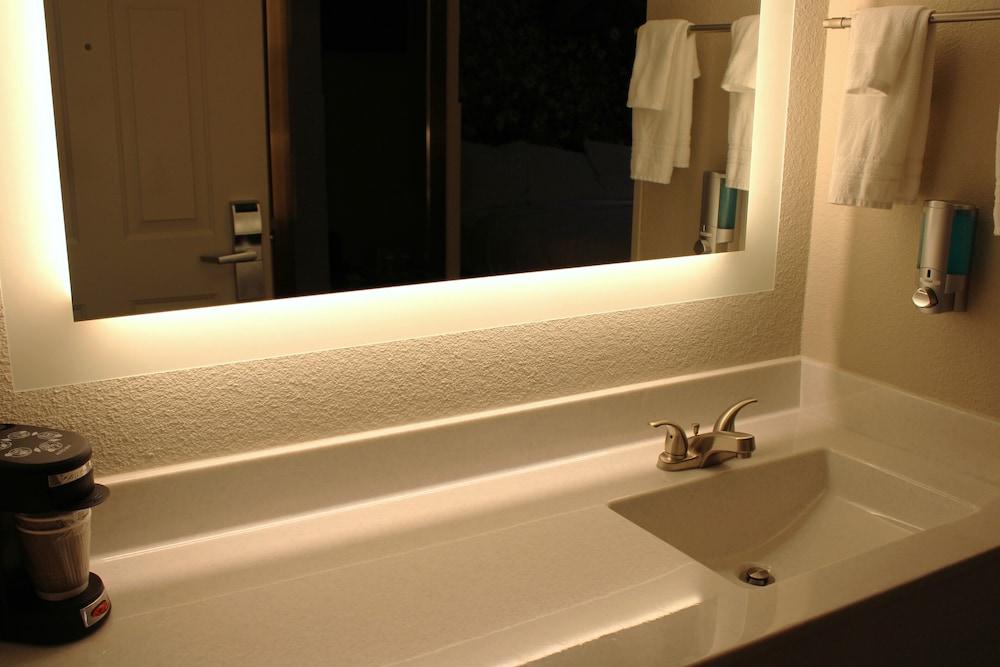 Boarders Inn & Suites photo 5