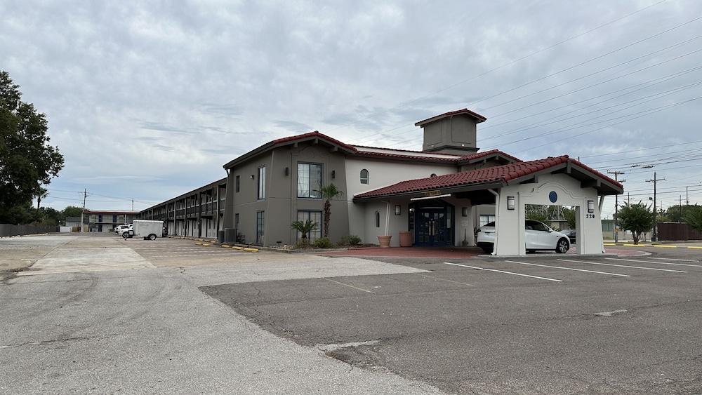 Motel 6 Beaumont, TX photo 40