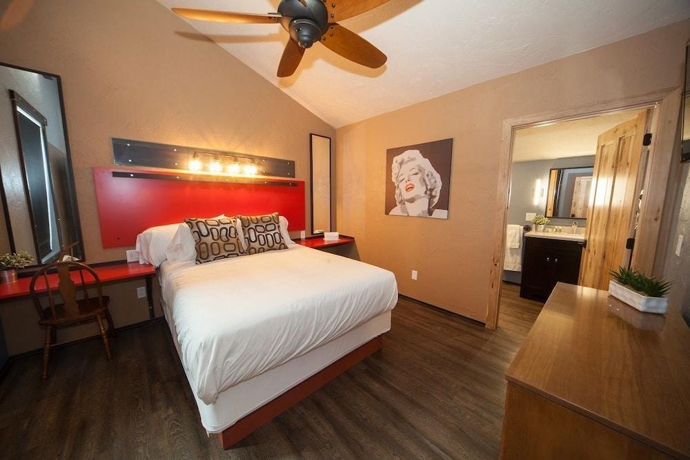 Log Cabin Lodge & Suites photo 40
