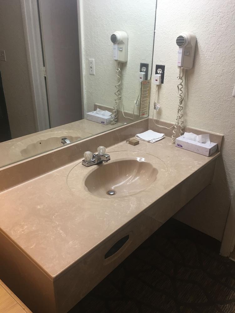 A Victory Hotel - Southfield photo 21