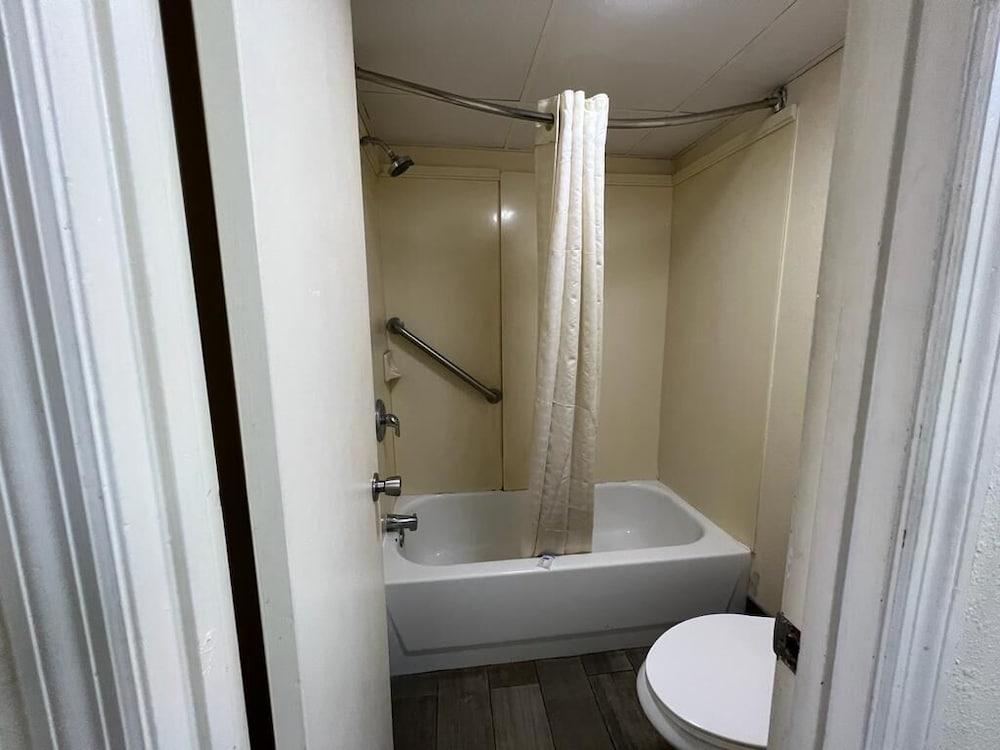 Rodeway Inn Walterboro I-95 photo 24