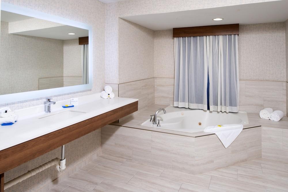 Holiday Inn Express & Suites Los Angeles Downtown West by IHG photo 13