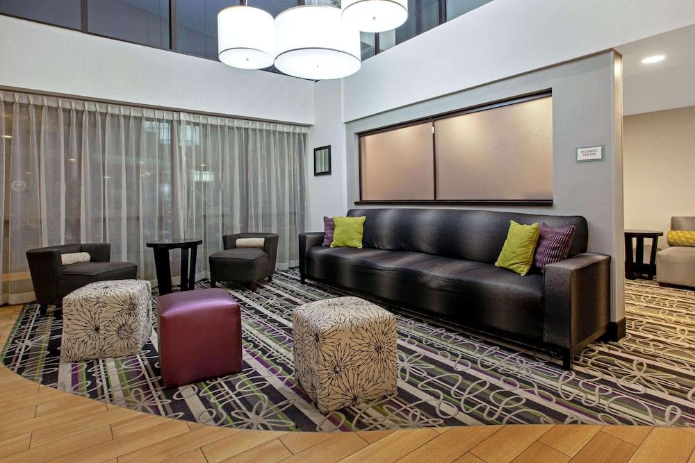 La Quinta Inn & Suites by Wyndham Detroit Metro Airport photo 5