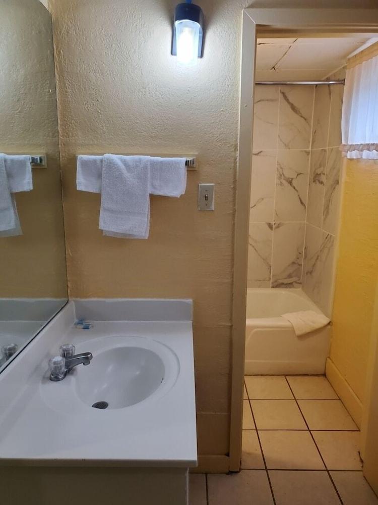 Trailway Motel photo 10