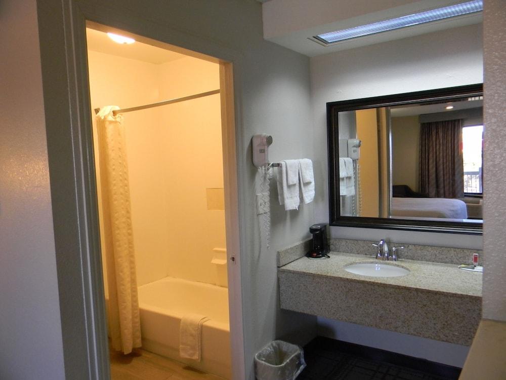 Days Inn by Wyndham Bainbridge photo 4