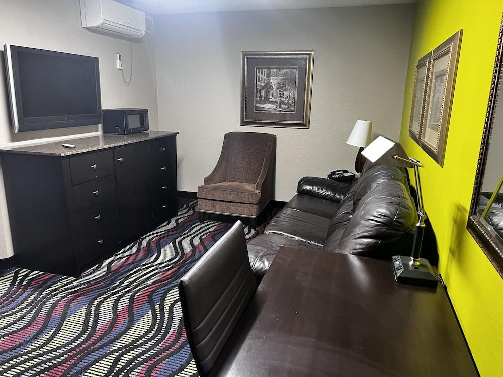 Apple Tree Inn and Suites photo 8