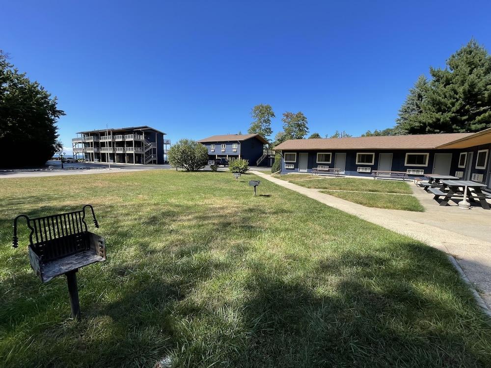 Lake Bluff Inn and Suites photo 46