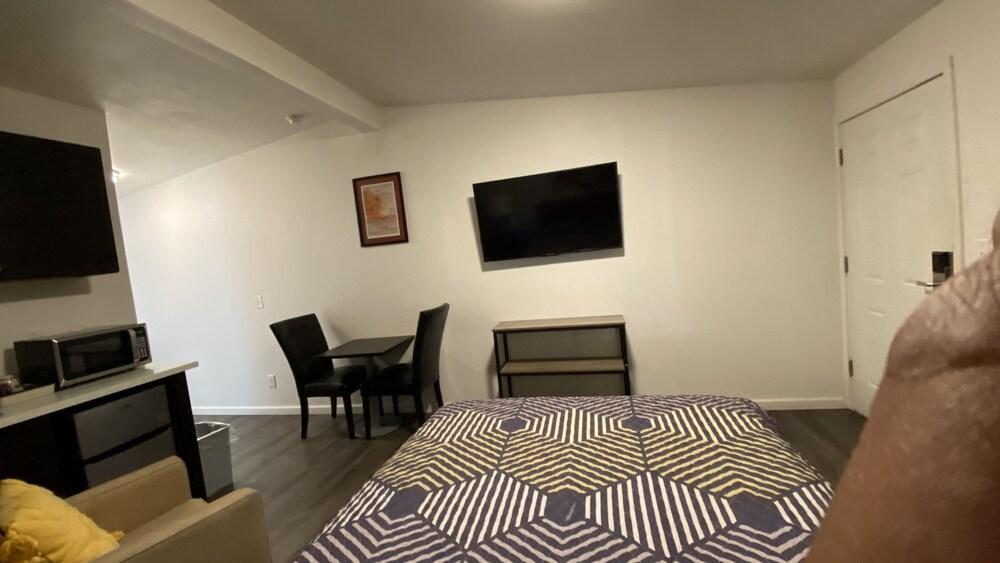 Golden Kent Motel photo 46