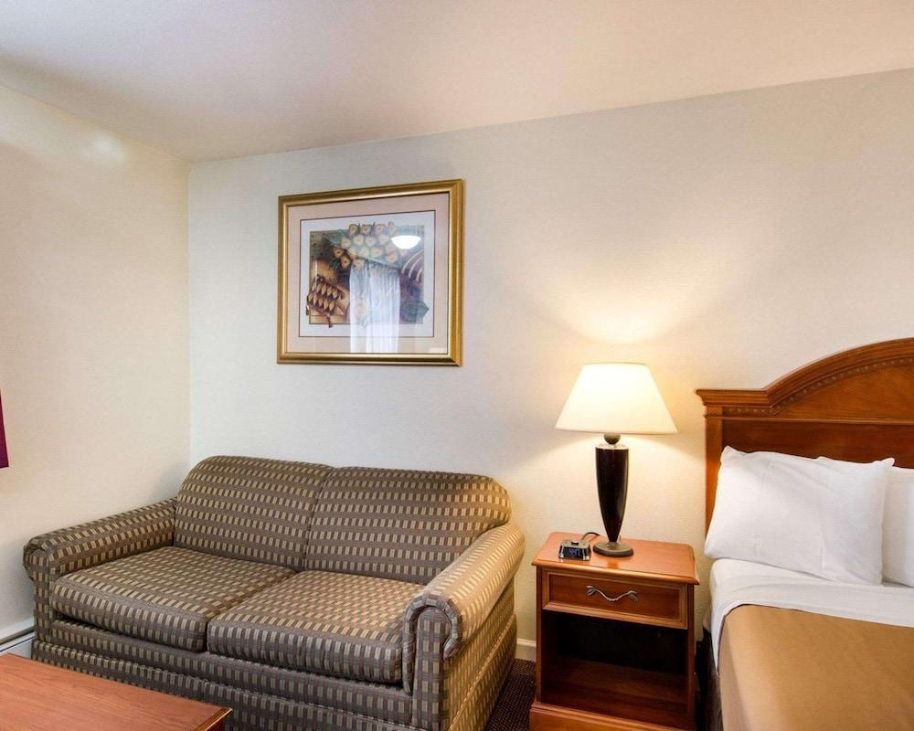 Econo Lodge Inn & Suites photo 21