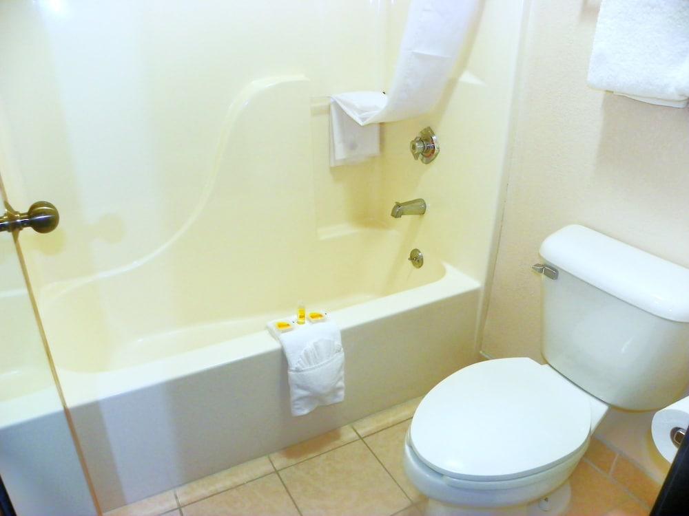 Royalton Inn & Suites photo 6