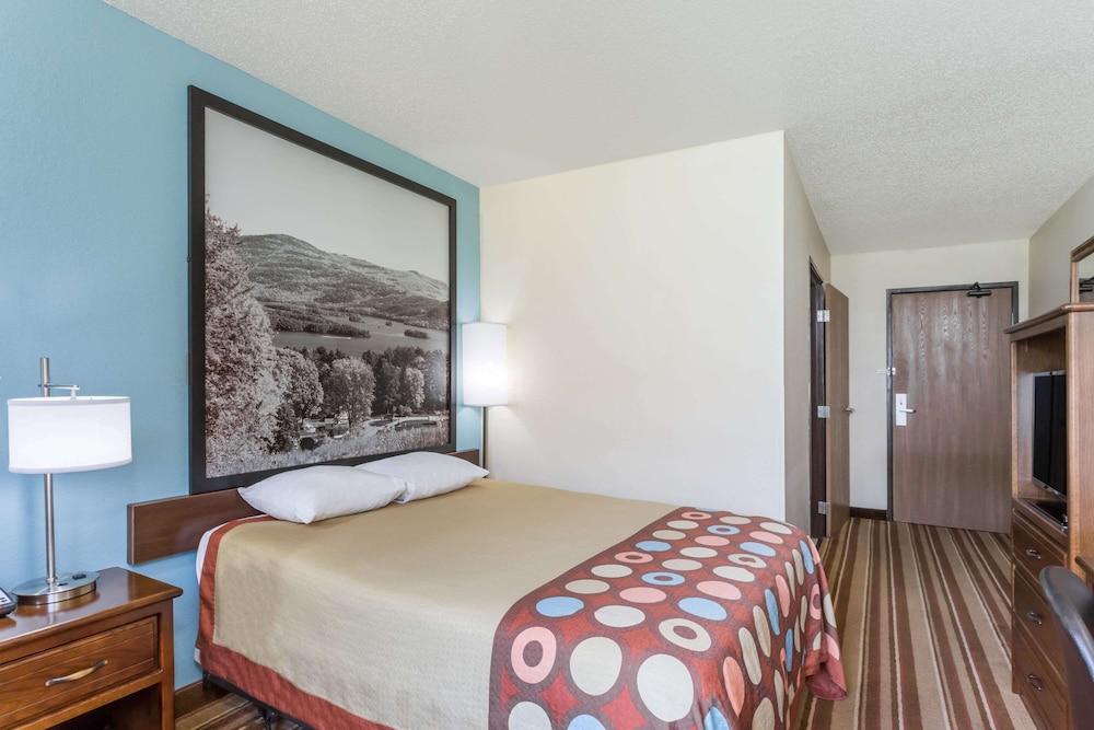 Super 8 by Wyndham Danville VA photo 4